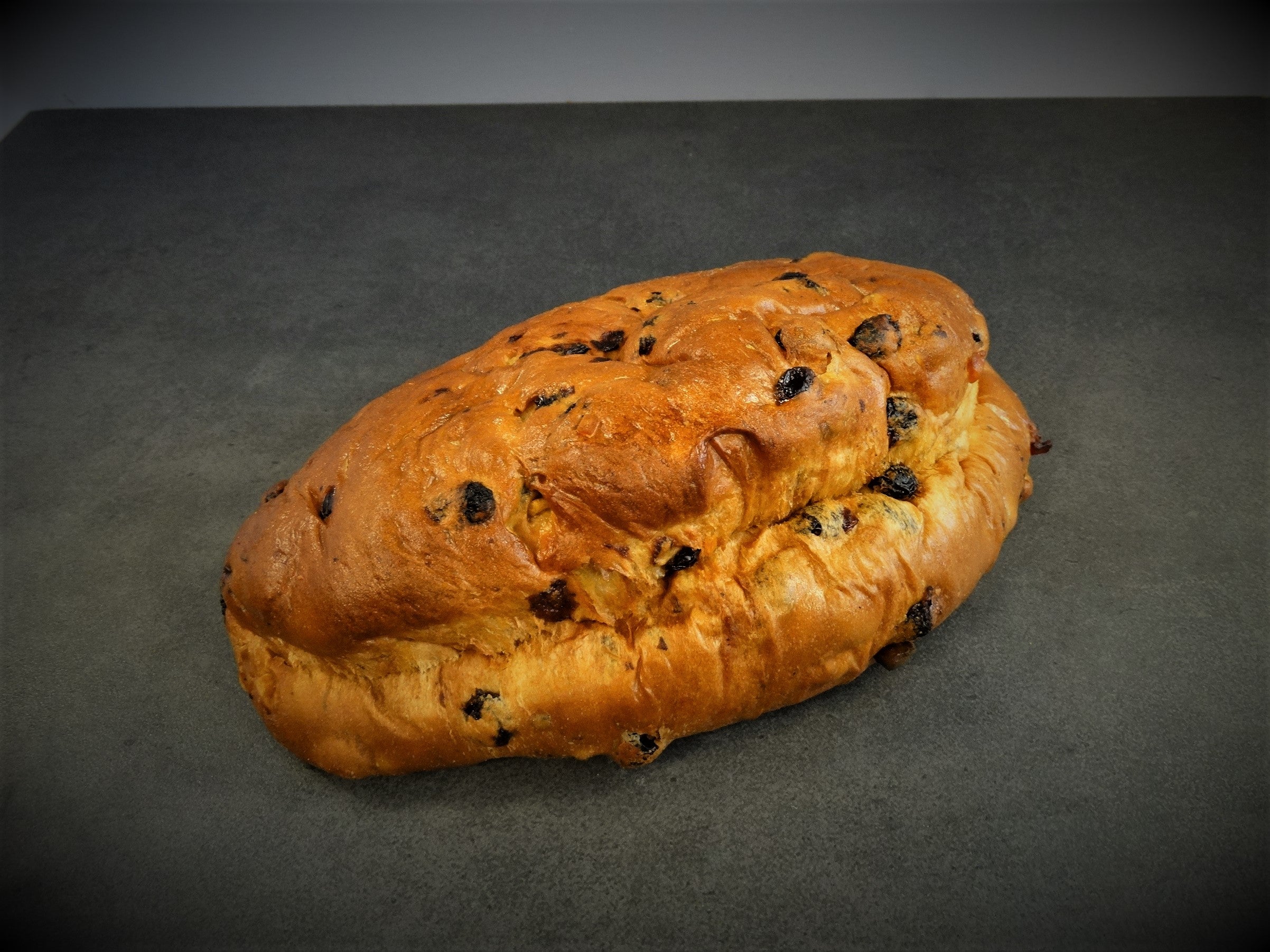 Een halve stol met vruchten en amandelspijs van ca 450 gram