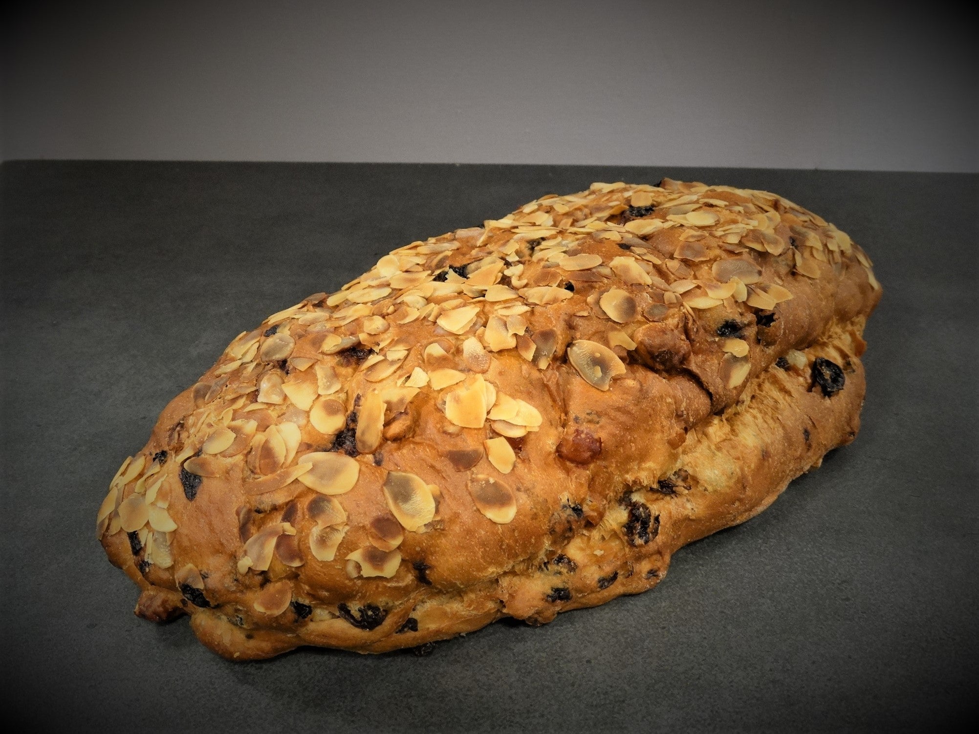 Een luxe stol incl. 100% amandelspijs, vruchten, noten en likeur van ca 950 gram